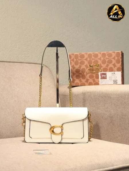 شنطة COACH / مرفقة بعلبة.