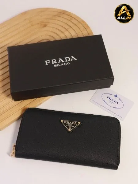 جزدان PRADA / مرفق بعلبة.