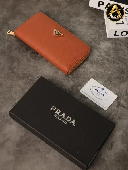 جزدان نسائي PRADA مع علبة.