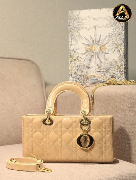شنطة DIOR/ مرفقة بعلبة.