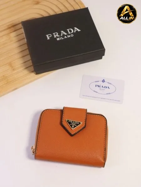 جزدان PRADA / مرفق بعلبة.