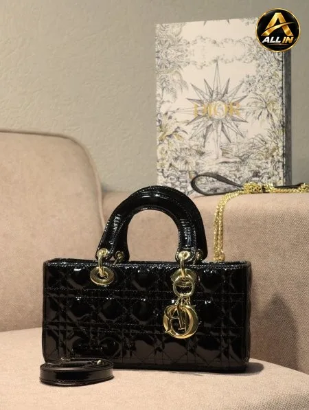 شنطة DIOR/ مرفقة بعلبة.