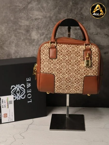 شنطة نسائية LOEWE.