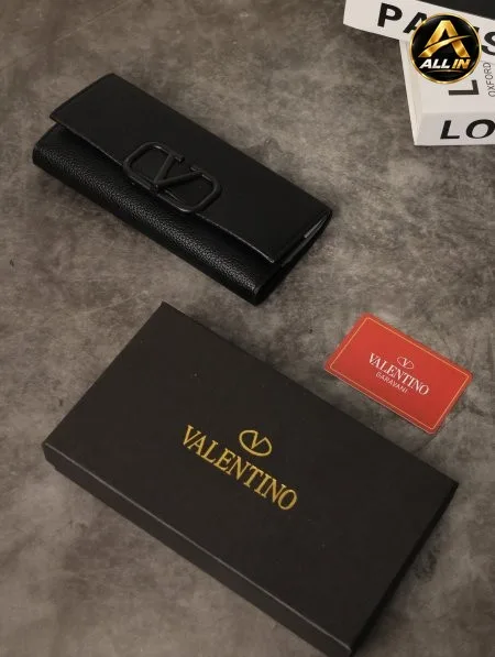 جزدان نسائي VALENTINO مع علبة.