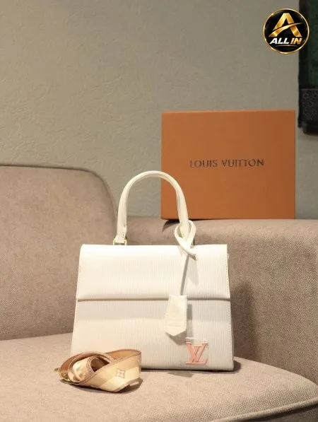 شنطة LOUIS VUITTION / مرفقة بعلبة.