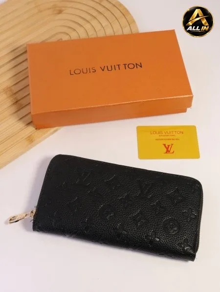 جزدان LOUIS VUITTON / مرفق بعلبة.