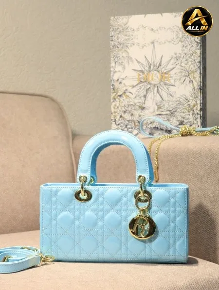 جزدان DIOR / مرفق بعلبة.