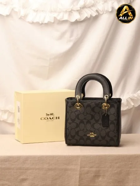 شنطة COACH / مرفقة بعلبة.
