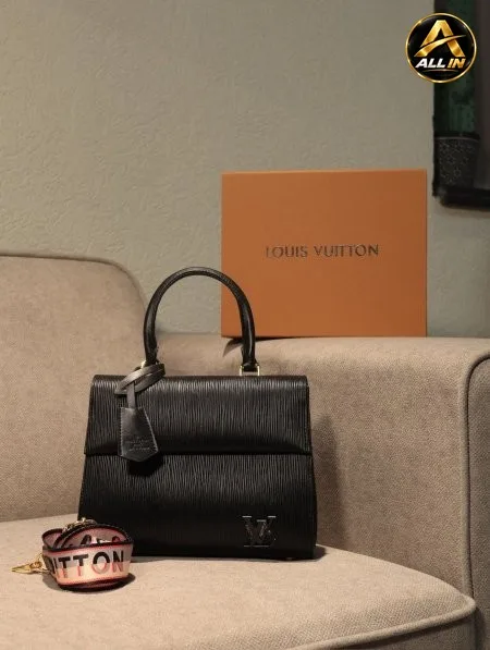 شنطة LOUIS VUITTON/ مرفقة بعلبة.