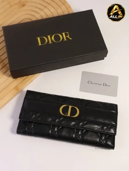 جزدان DIOR / مرفق بعلبة.