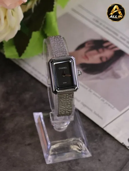 ساعة نسائية CHANEL ماستر كوبي.
