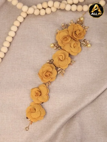 بروش مع ورد.