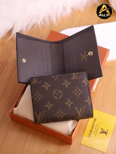جزدان لويس فويتون (Louis Vuitton).