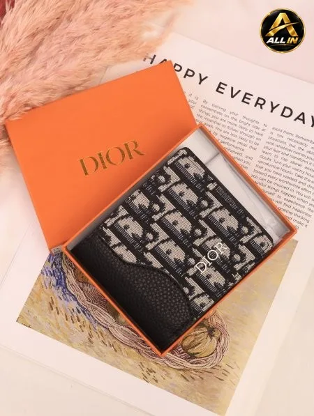 جزدان DIOR / مرفق بعلبة.