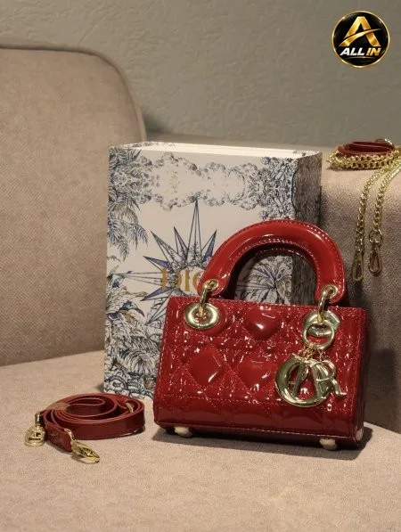 شنطة DIOR / مرفقة بعلبة.