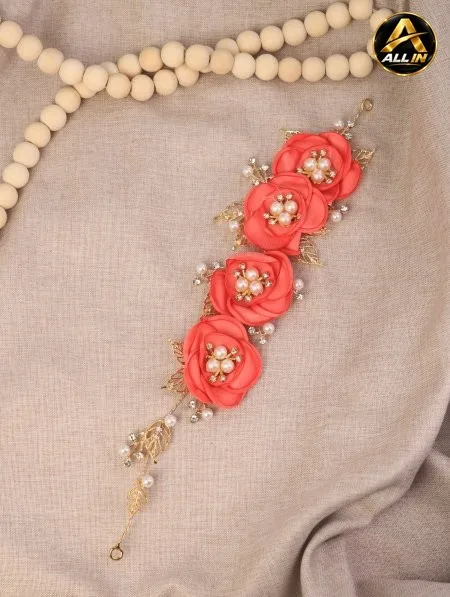 بروش مع ورد.