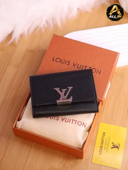 جزدان لويس فويتون (Louis Vuitton).