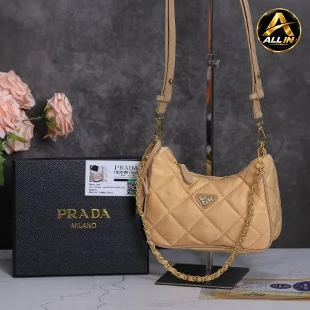 شنطة PRADA.