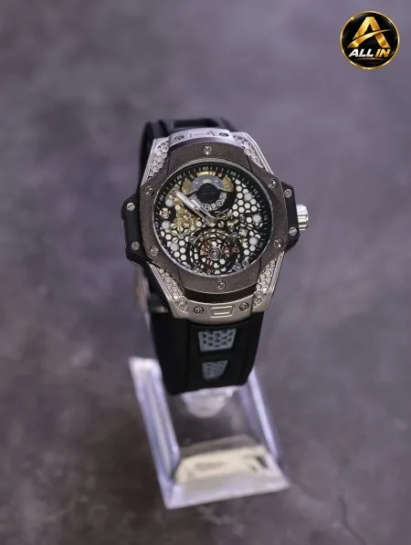ساعة يد شبابية من CARTIER.