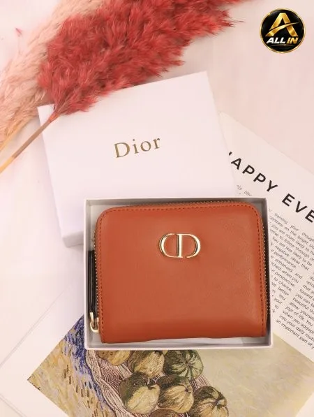 جزدان DIOR / مرفق بعلبة.