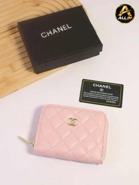جزدان CHANEL / مرفق بعلبة.
