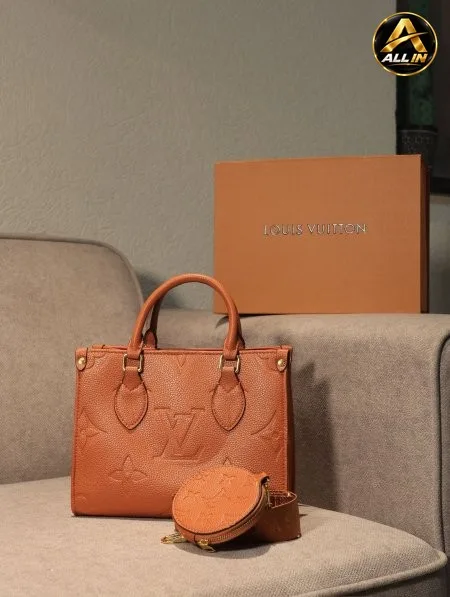 شنطة LOUIS VUITTON/ مرفقة بعلبة.