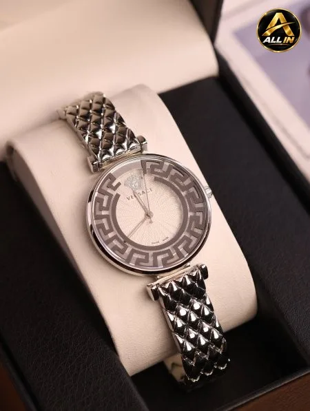 ساعة Versace.