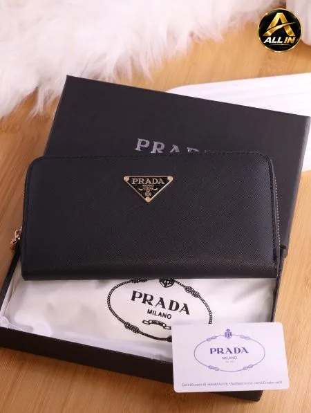 جزدان برادا (Prada).