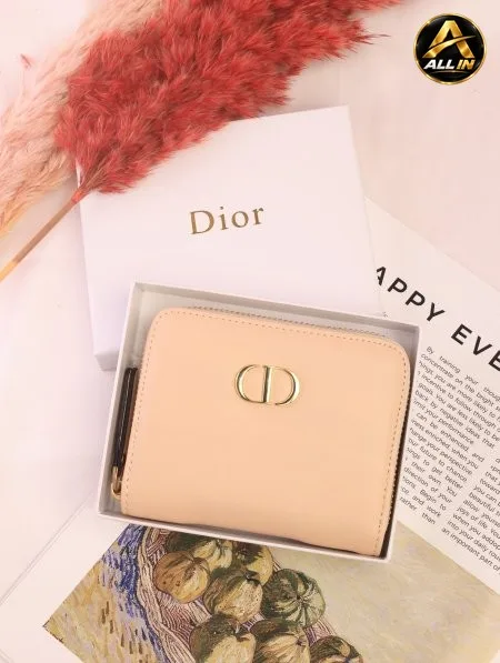 جزدان DIOR / مرفق بعلبة.