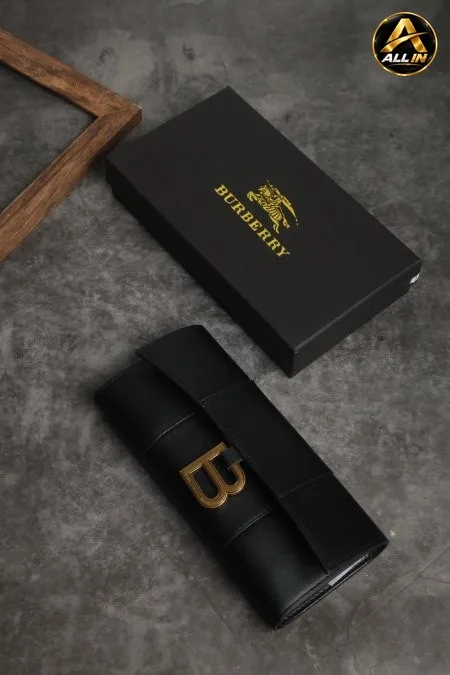 جزدان نسائي BURBERRY مع علبة.