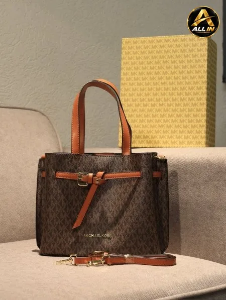 شنطة MICHAEL KORS / مرفقة بعلبة.