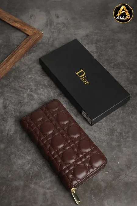 جزدان نسائي DIOR مع علبة.