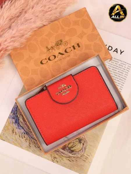 جزدان COACH / مرفق بعلبة.