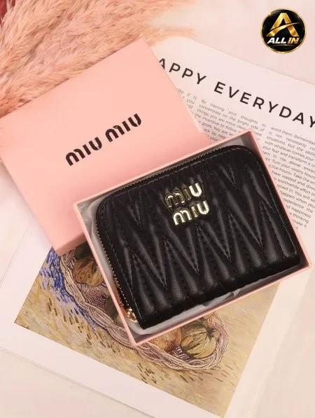 جزدان MIU MIU / مرفق بعلبة.