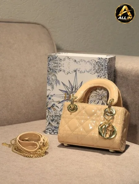 شنطة DIOR/ مرفقة بعلبة.