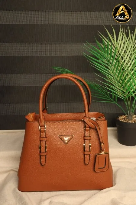 شنطة Prada.