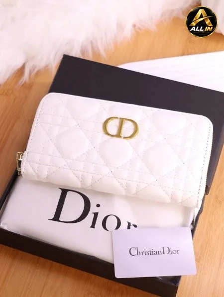 جزدان ديور (Dior).