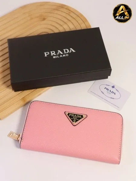 جزدان PRADA / مرفق بعلبة.