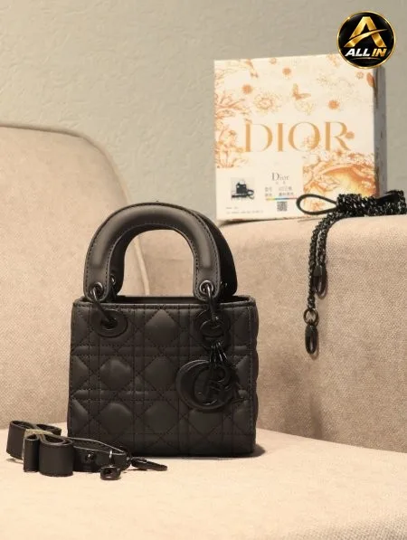 شنطة DIOR/ مرفقة بعلبة.