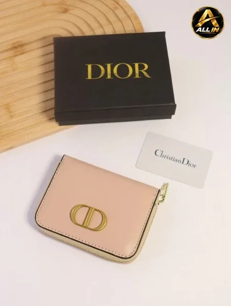 جزدان DIOR / مرفق بعلبة.