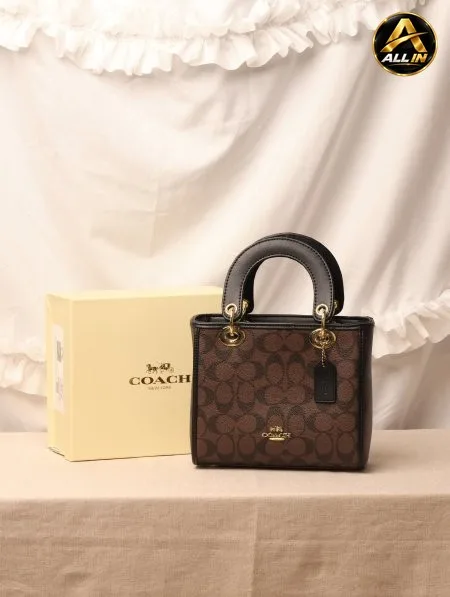شنطة COACH / مرفقة بعلبة.