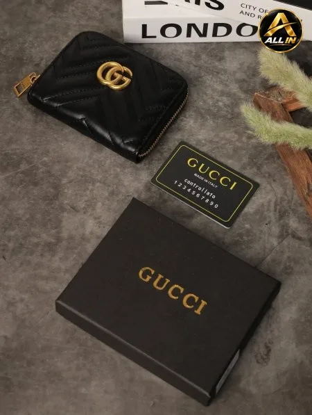 جزدان نسائي GUCCI مع علبة.