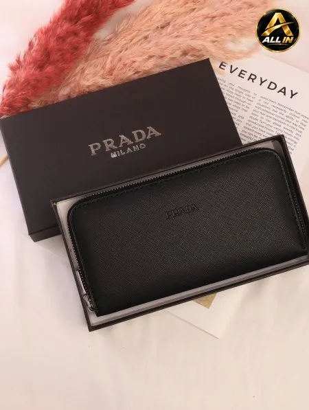 جزدان PRADA / مرفق بعلبة.