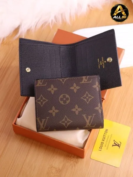 جزدان لويس فويتون (Louis Vuitton).