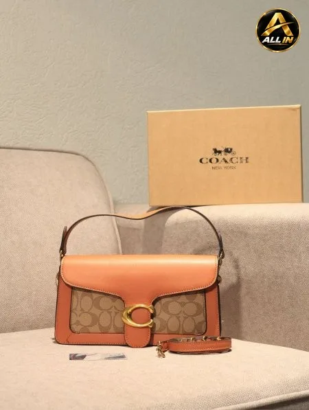 شنطة COACH/ مرفقة بعلبة.