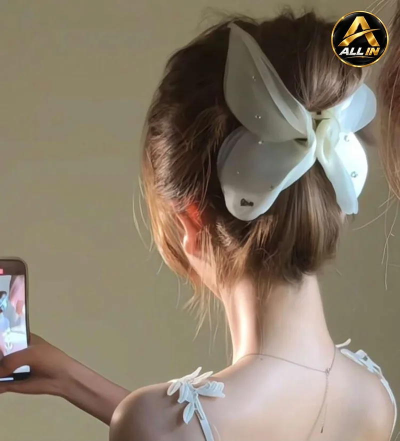 مشبك شعر على شكل فراشة