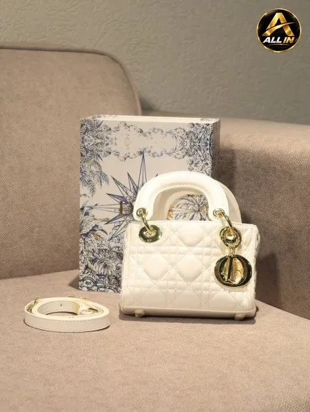 شنطة DIOR / مرفقة بعلبة.