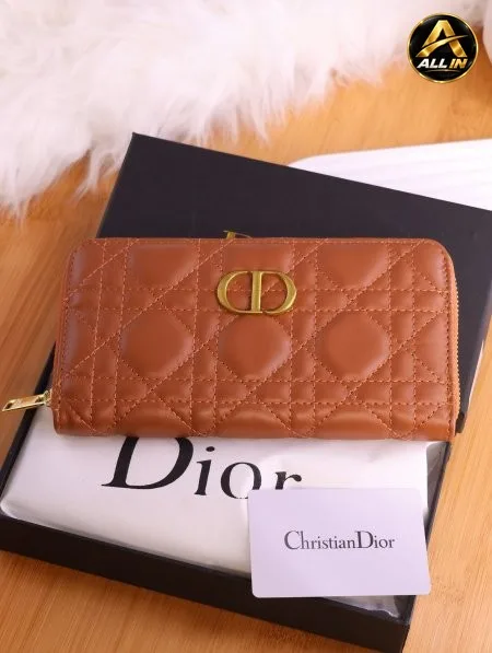 جزدان ديور (Dior).