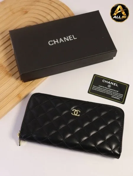 جزدان CHANEL / مرفق بعلبة.