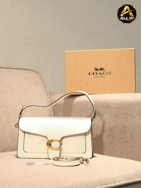 شنطة COACH / مرفقة بعلبة.